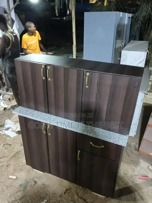 4 Ft Kitchen Cabinet Top and Dwon · Photo 1