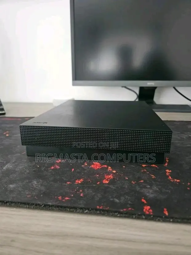 Xbox One X Black With No Games · Photo 1