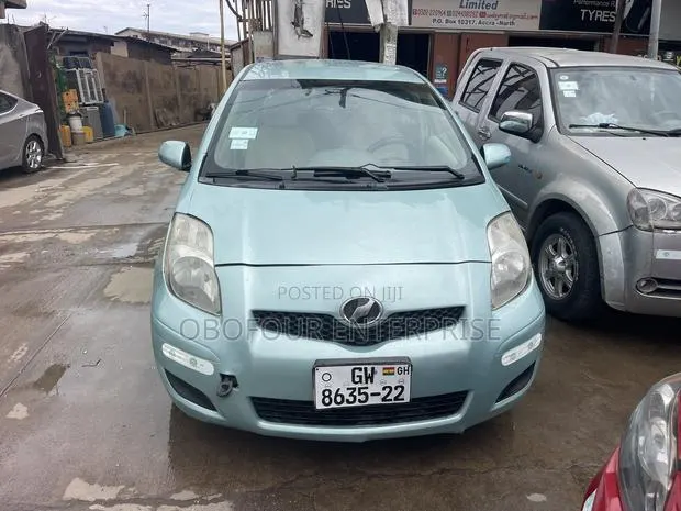Toyota Vitz 1.3 FWD 5dr 2010 Green · Photo 1