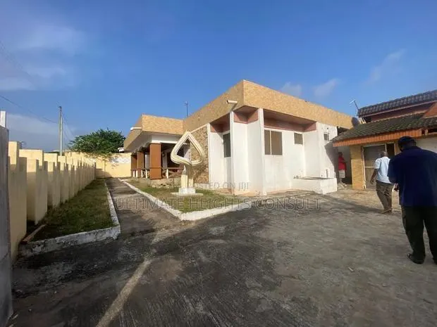 6bdrm House in Lapaz Nyamekye for sale · Photo 1