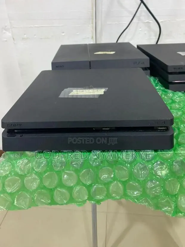 Playstation 4 Slim · Photo 1