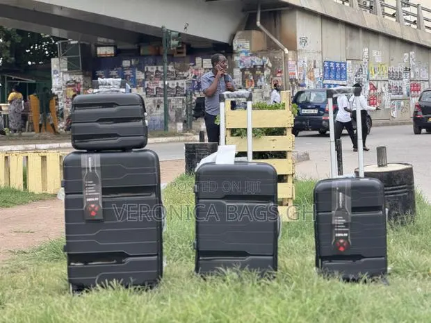 Four in One Unbreakable Travel Luggage · Photo 1