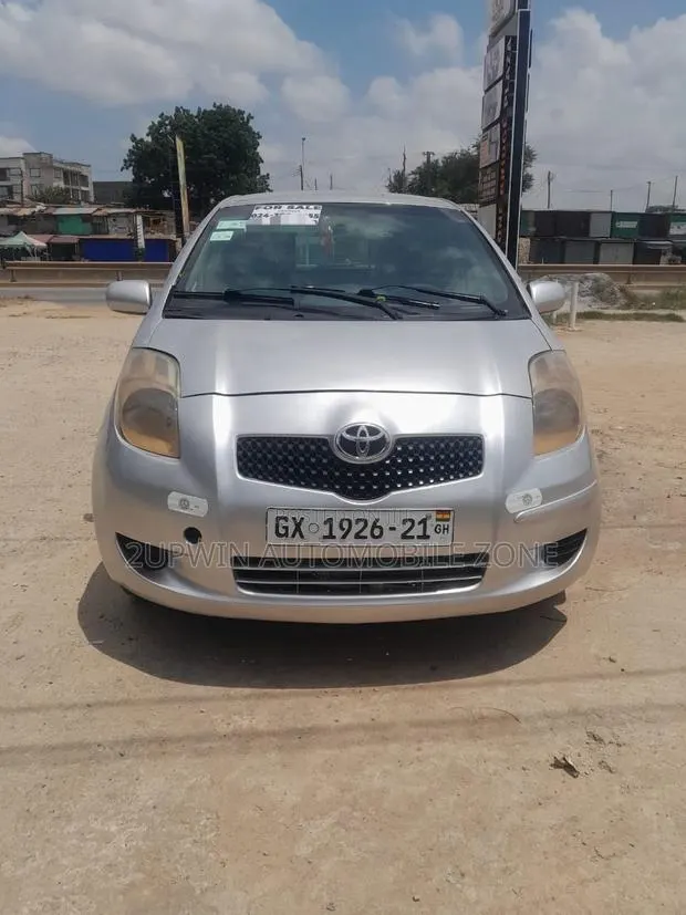 Toyota Vitz 2010 Silver