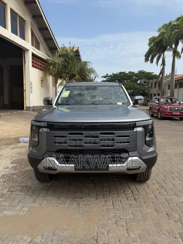 New Nissan Hardbody 2025 Silver · Photo 1