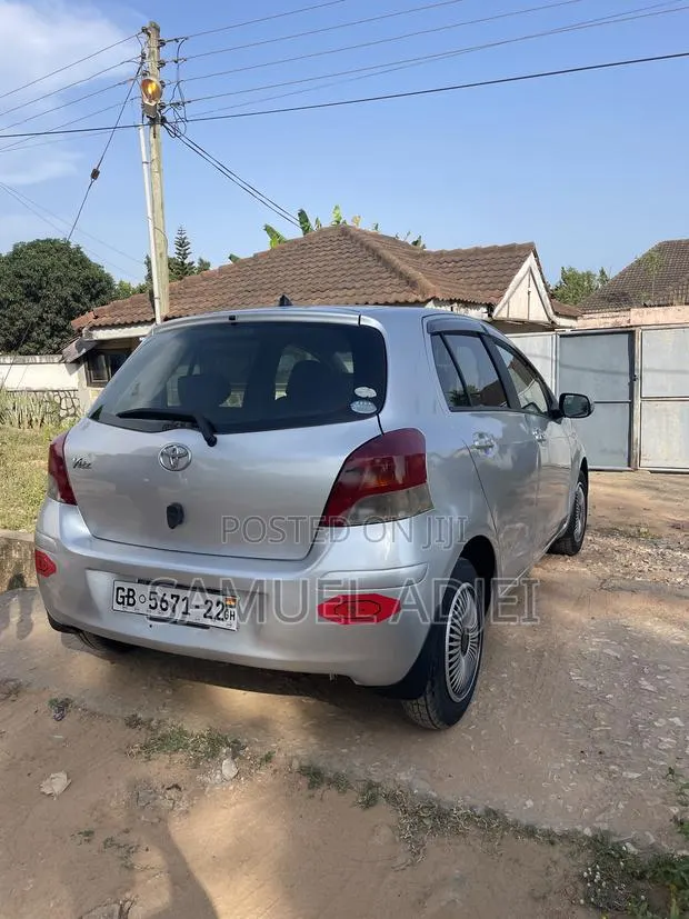 Toyota Vitz 2010 Silver · Photo 1