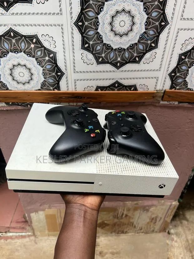 Xbox One S With 2 Controllers and 9 Games · Photo 1