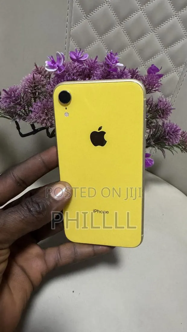 Apple iPhone XR 128 GB Yellow · Photo 1