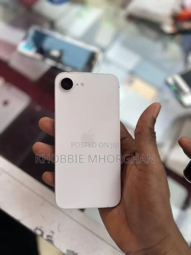 Apple iPhone 16e 128 GB White · Photo 1