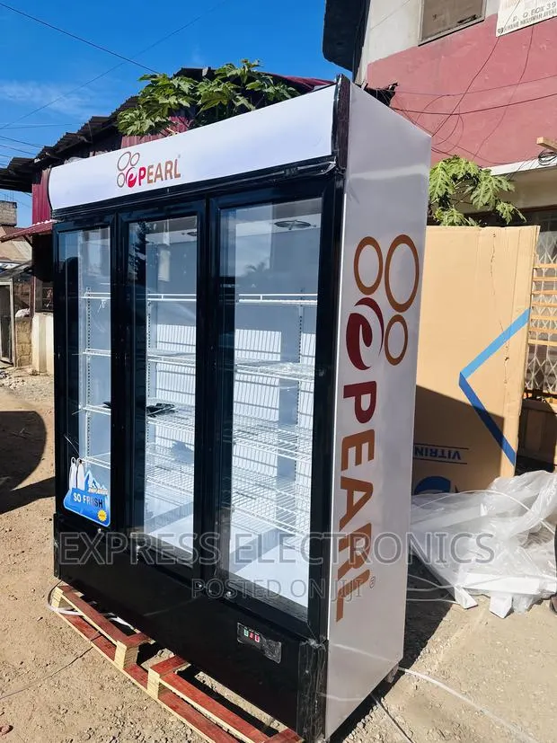 PVC-150 950L Display Fridge Pearl White · Photo 1