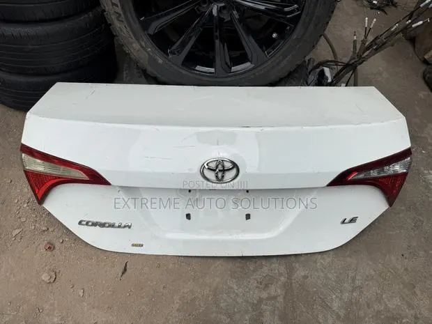 2014–2019 Toyota Corolla LE Trunk Lid Silver W/ Camera · Photo 1