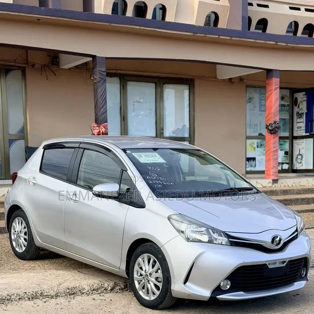 Toyota Vitz 1.3 FWD 5dr 2015 Silver