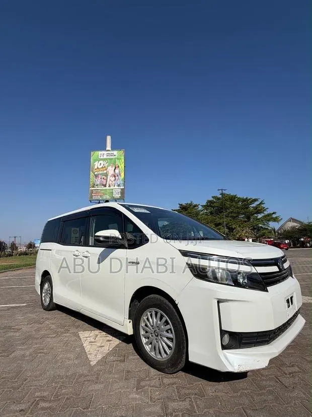Toyota Voxy Hybrid V 2WD 7-Seater 2015 White · Photo 1