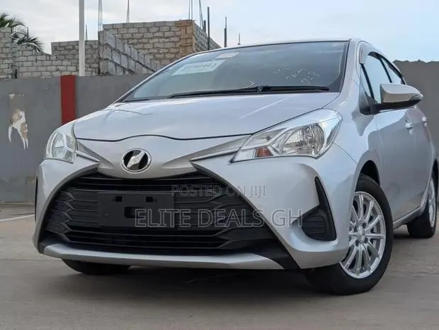 Toyota Vitz 2018 Silver · Photo 1