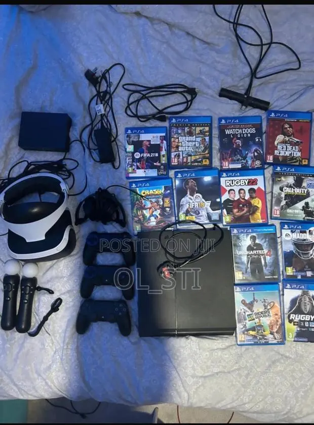 Playstation 4 With Accessories · Photo 1