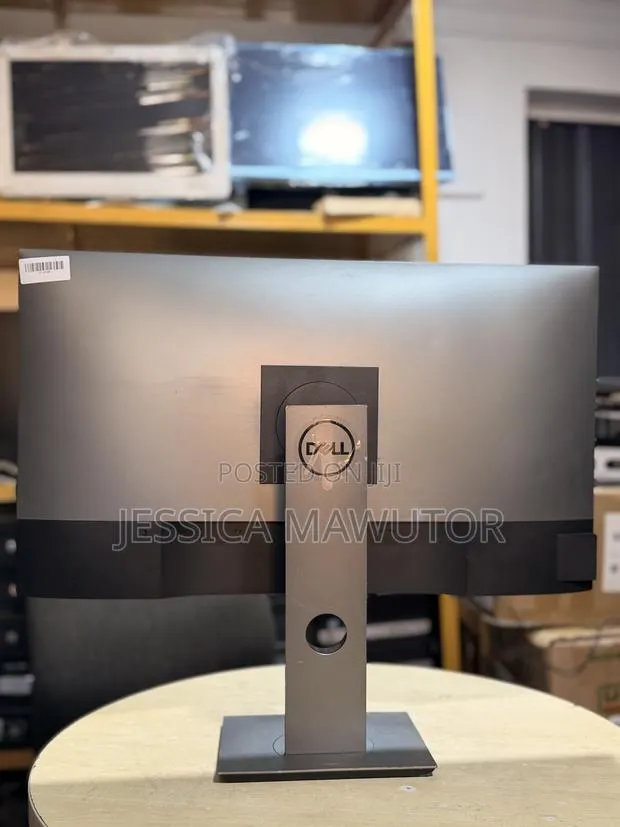 Dell U2719D · Photo 1