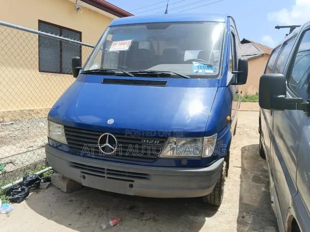 Mercedes-Benz Sprinter 2000 Blue · Photo 1