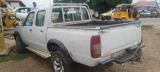 Nissan Hardbody 2000 White · Photo 1