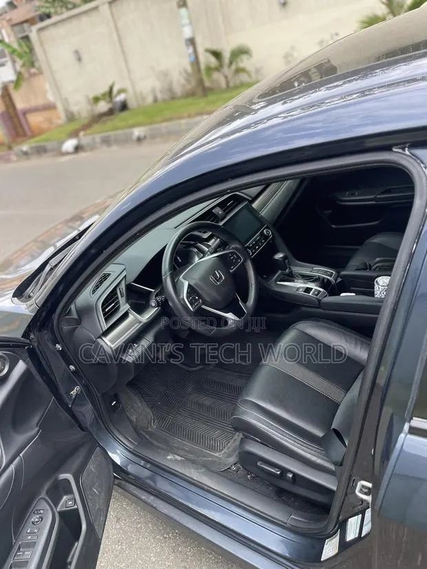 Honda Civic Touring Sedan 2020 · Photo 2