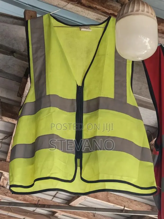 Reflective Vest With Zip · Photo 1