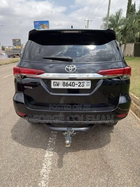 Toyota Fortuner 2023 Black · Photo 1