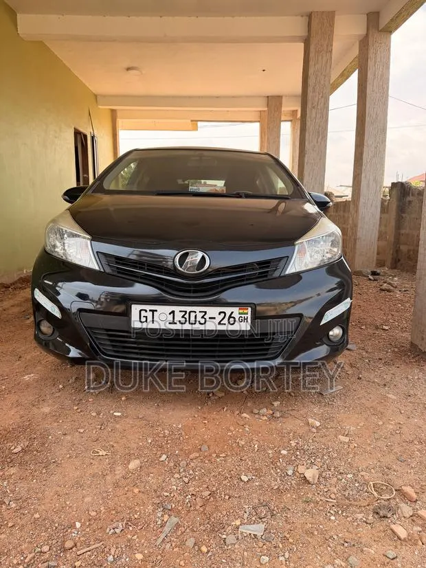 Toyota Vitz 2013 Black · Photo 1