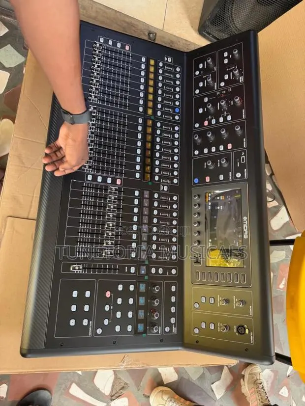 Midas M32 Live Digital Mixer. · Photo 1