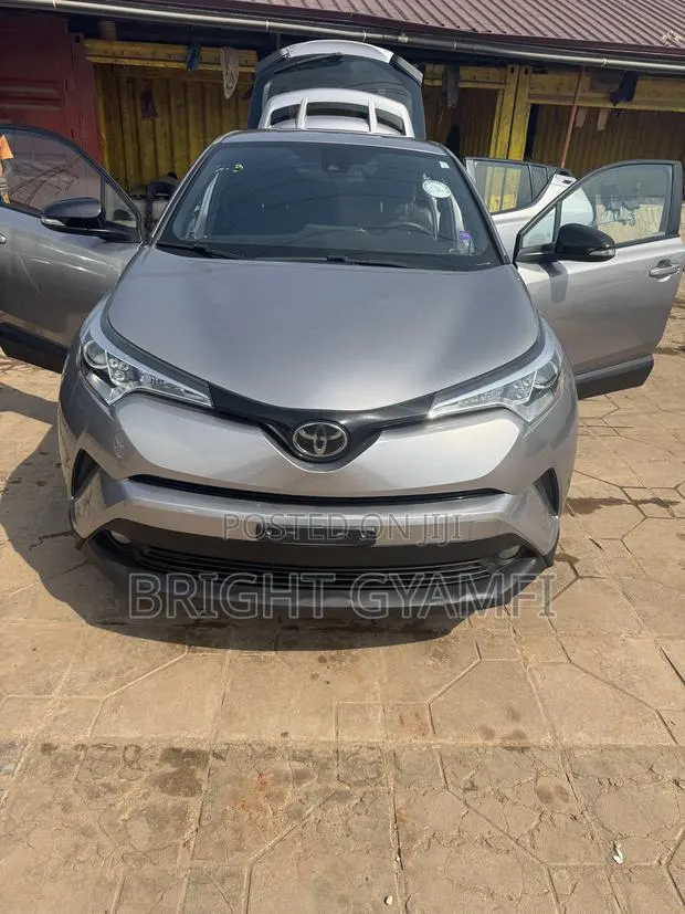 Toyota C-HR XLE FWD Sport Utility (2.0L 4cyl 2AM) 2018 Silver · Photo 1