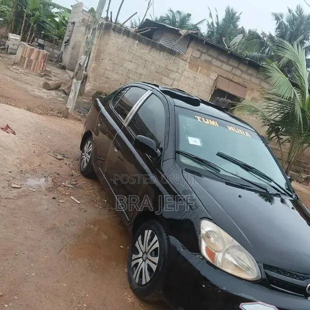 Toyota Echo Sedan 2005 Black · Photo 1