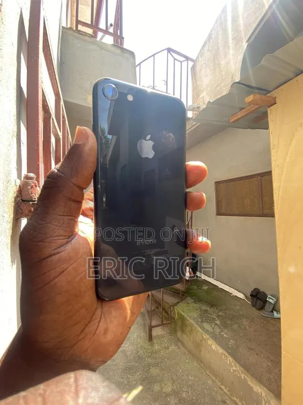 Apple iPhone 8 64 GB Black · Photo 1