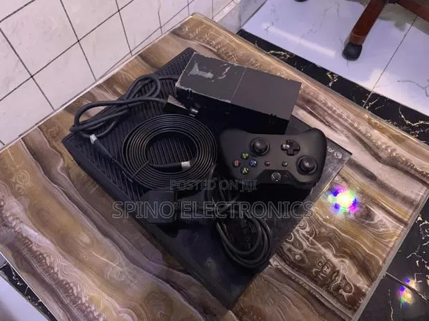 Xbox One With 12 Games · Photo 1