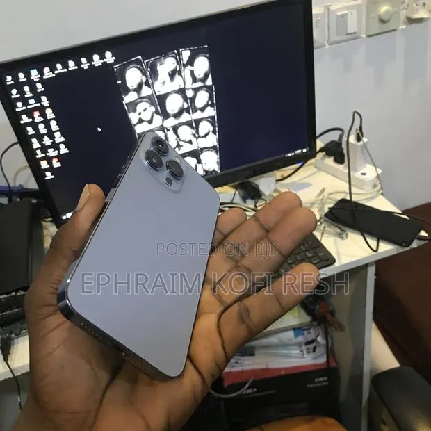 Apple iPhone 13 Pro Max 128 GB Gray · Photo 1