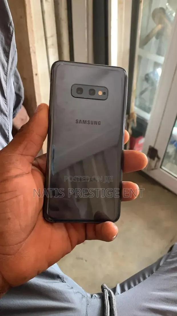 Samsung Galaxy S10e 128 GB Black · Photo 1