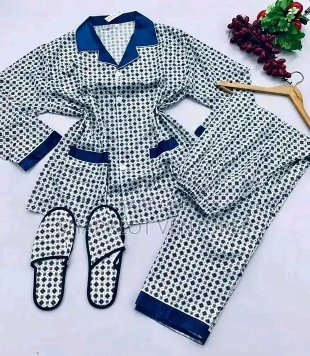 Adults And Students Pyjamas · Photo 1