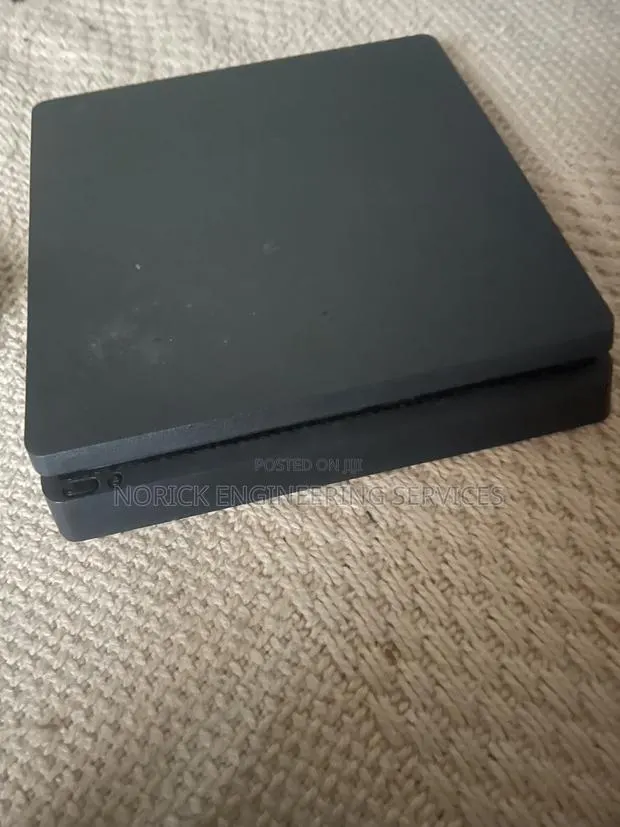 PlayStation 4 Slim · Photo 1