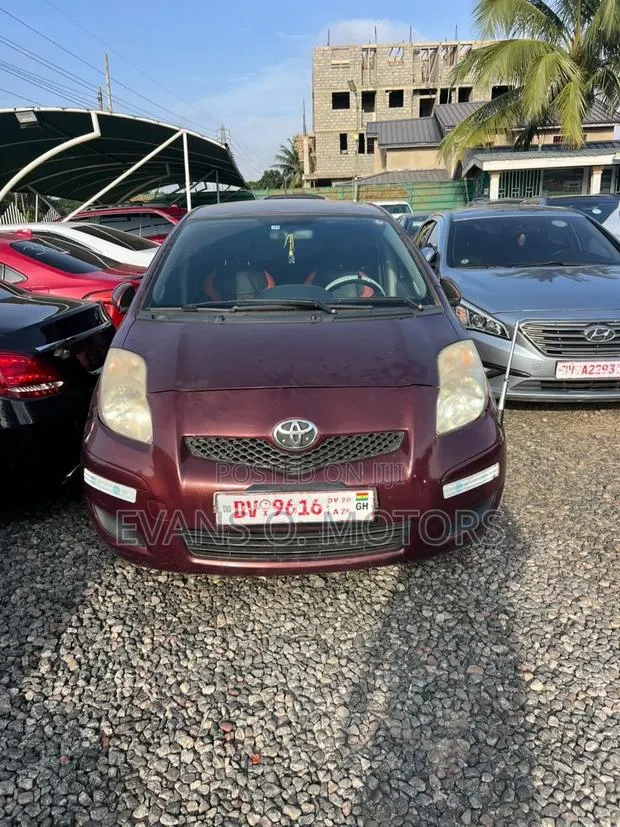 Toyota Vitz 1.3 AWD 3dr 2010 Brown · Photo 1