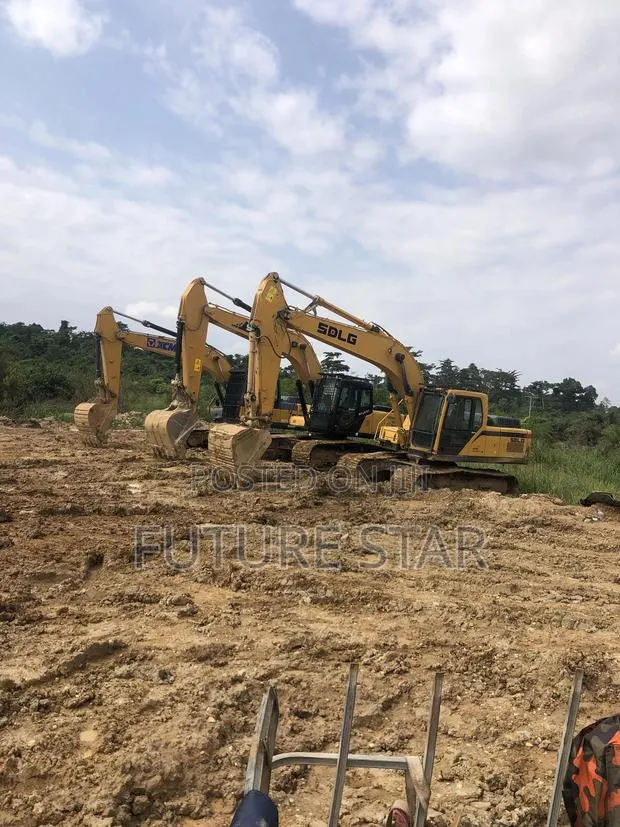 Excavator For Hiring · Photo 1