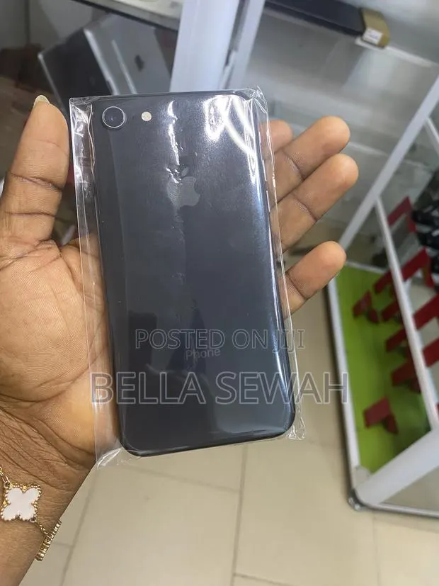 Apple iPhone 8 64 GB Black · Photo 1