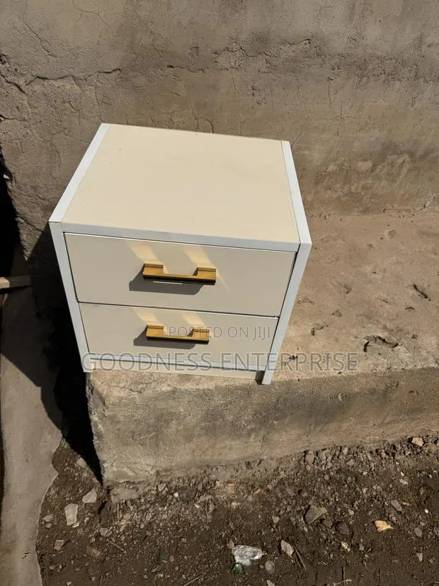 Laminated Side Drawer · Photo 1