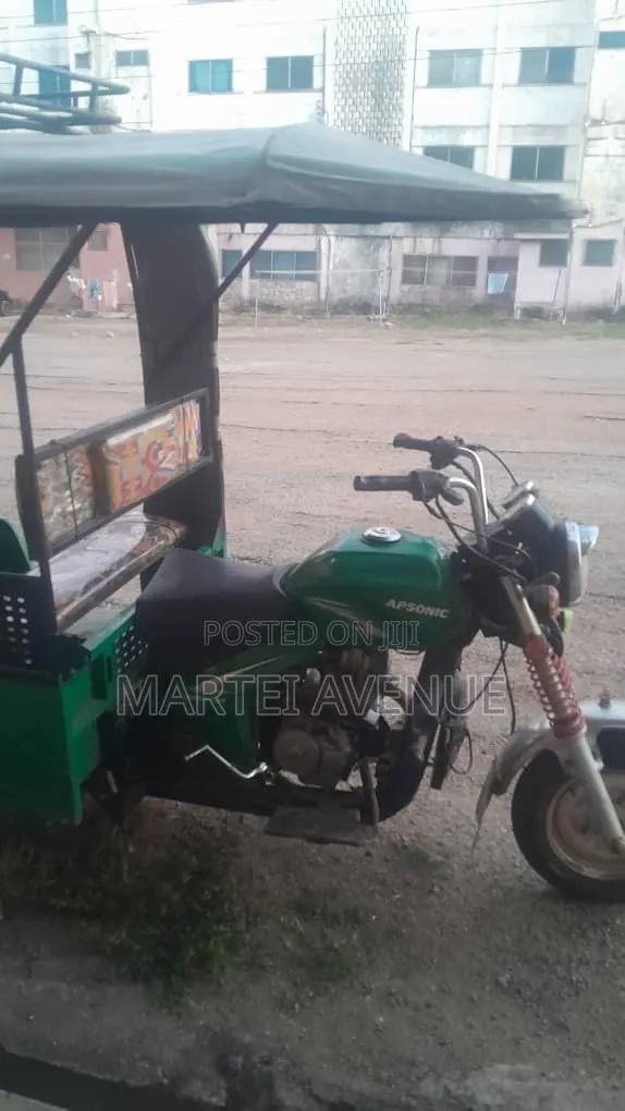 Bajaj RE 2020 Green · Photo 1