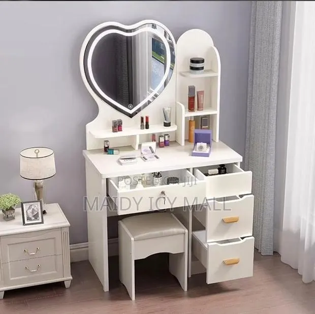 Love Vanity Dressing Mirror · Photo 1