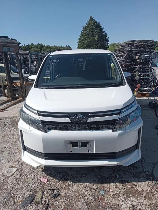 Toyota Voxy 2015 White · Photo 1