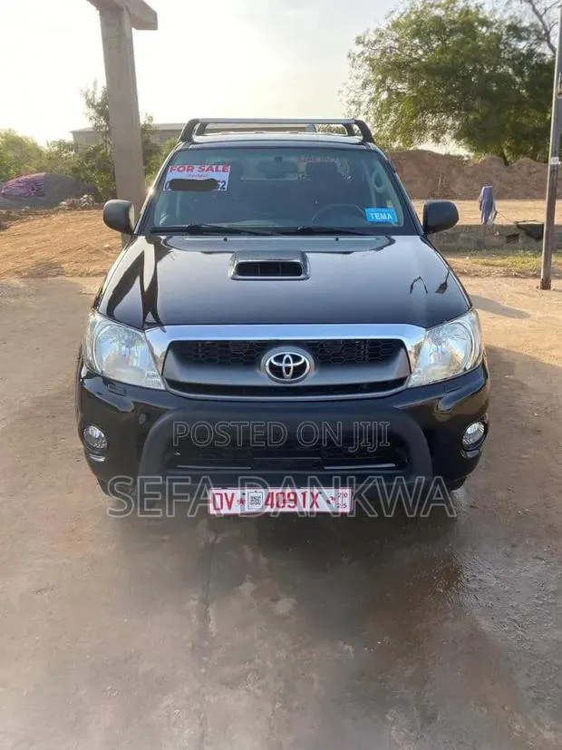 Toyota Hilux 2010 Black · Photo 1