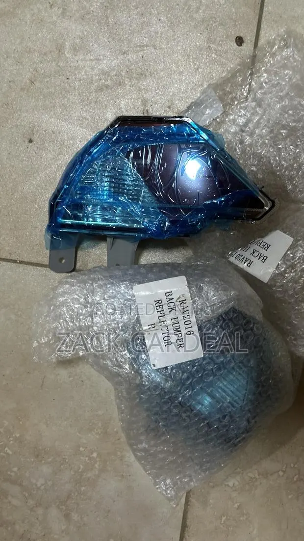 Toyota Rav4 2016 Back Bumper Reflector Available · Photo 1