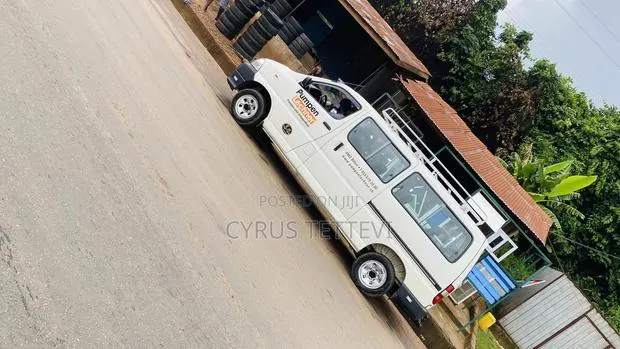 Toyota HiAce 2011 White · Photo 1