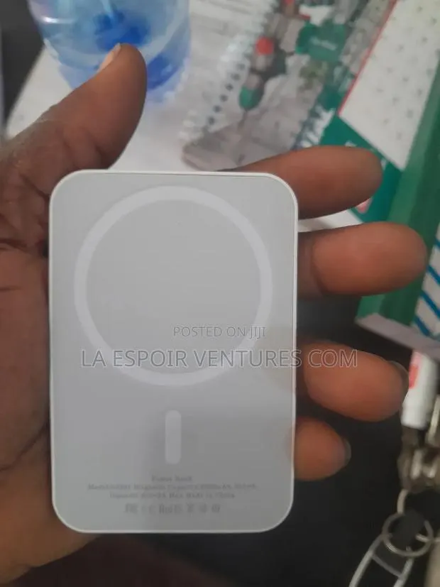Cordless iPhone Power Bank · Photo 1