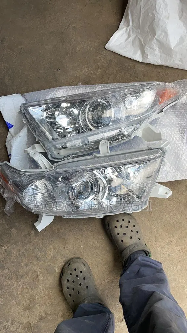 Toyota Highlander Headlights · Photo 1