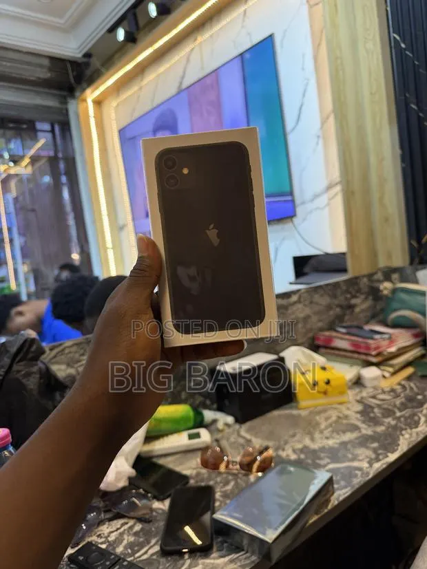Apple iPhone 11 64 GB Black · Photo 1