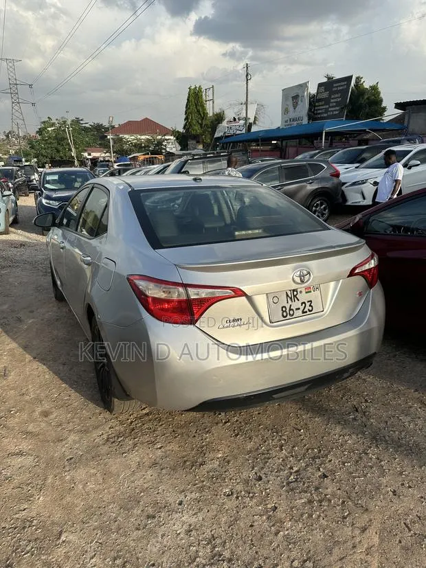 Toyota Corolla S 4dr Sedan (1.8L 4cyl CVT) 2015 Silver · Photo 1