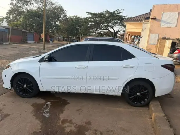 Toyota Corolla S Premium 4dr Sedan (1.8L 4cyl CVT) 2016 White · Photo 1
