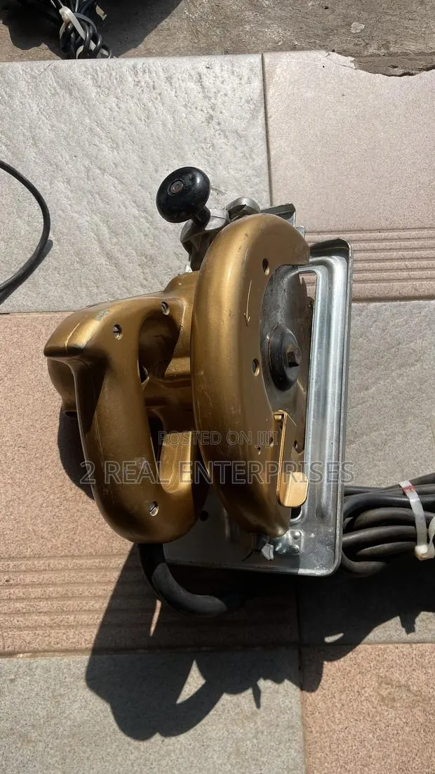 Black and Decker Heavy Duty Circular Saw 960W · Photo 1